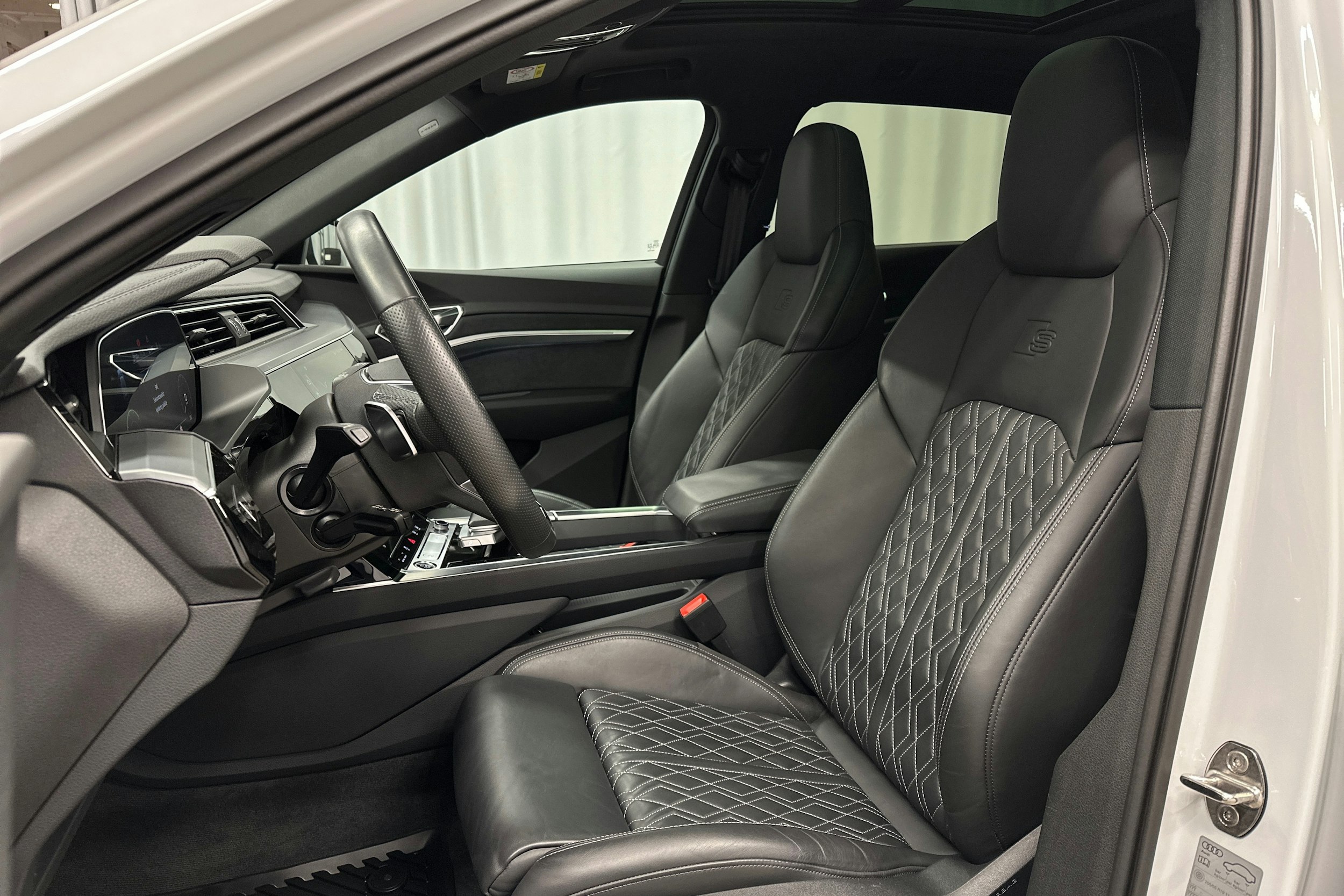 valkoinen Audi e-tron 2022 kuva 16.