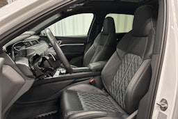 valkoinen Audi e-tron 2022 kuva 16.