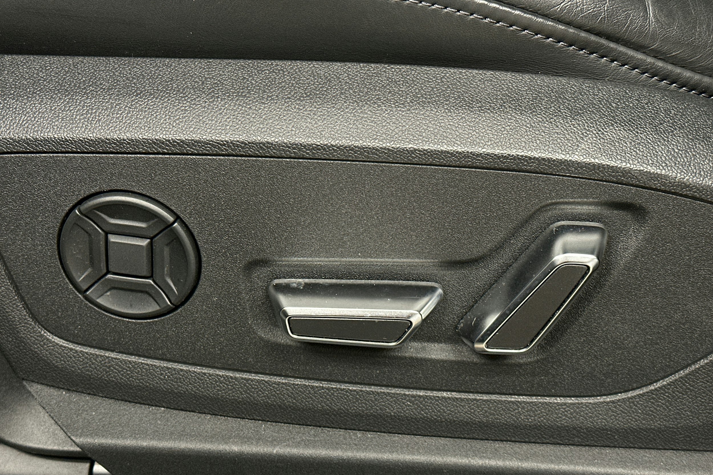 valkoinen Audi e-tron 2022 kuva 17.