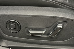 valkoinen Audi e-tron 2022 kuva 17.