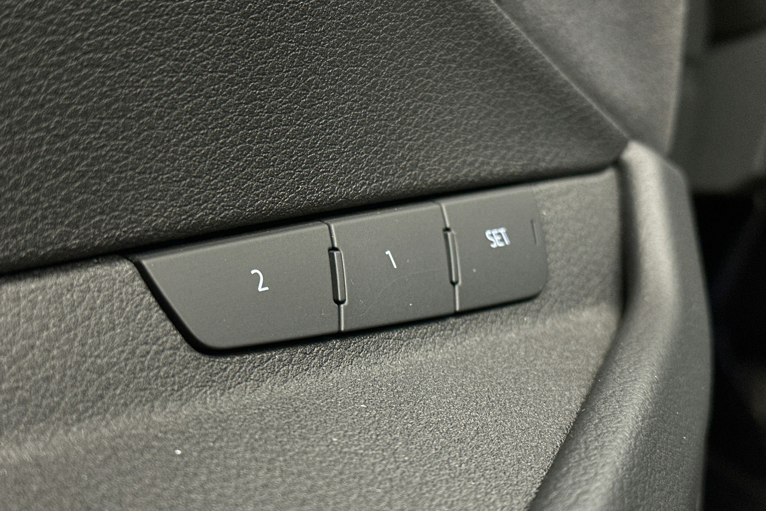 valkoinen Audi e-tron 2022 kuva 18.