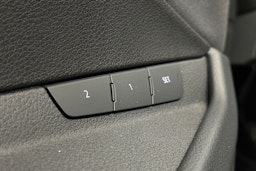 valkoinen Audi e-tron 2022 kuva 18.