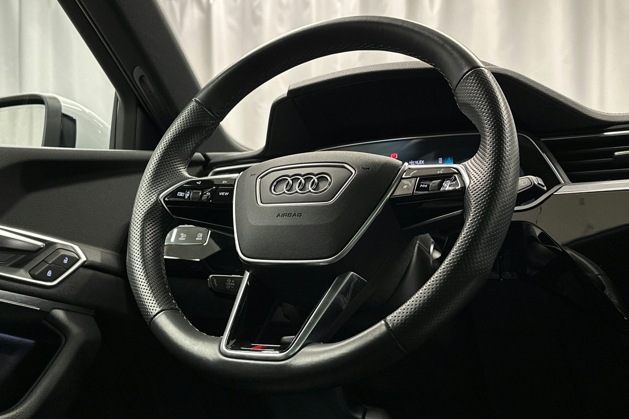 valkoinen Audi e-tron 2022 kuva 19.