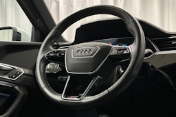 valkoinen Audi e-tron 2022 kuva 19.