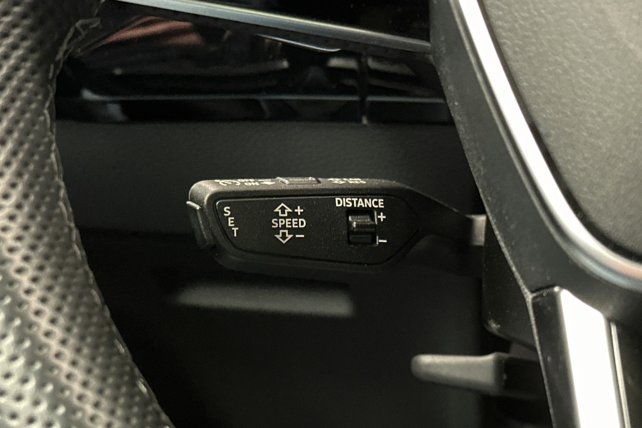 valkoinen Audi e-tron 2022 kuva 20.