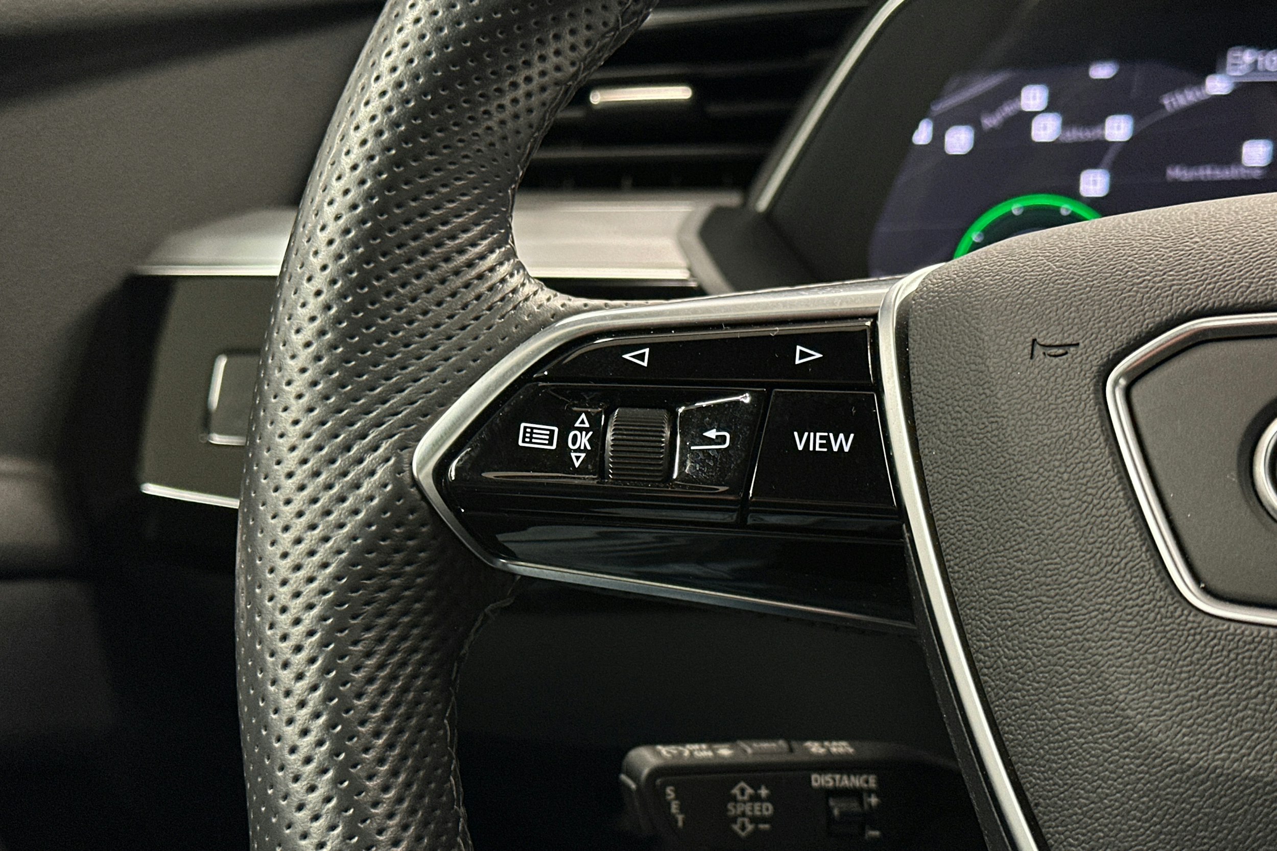 valkoinen Audi e-tron 2022 kuva 21.