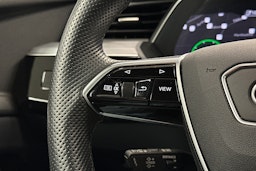 valkoinen Audi e-tron 2022 kuva 21.