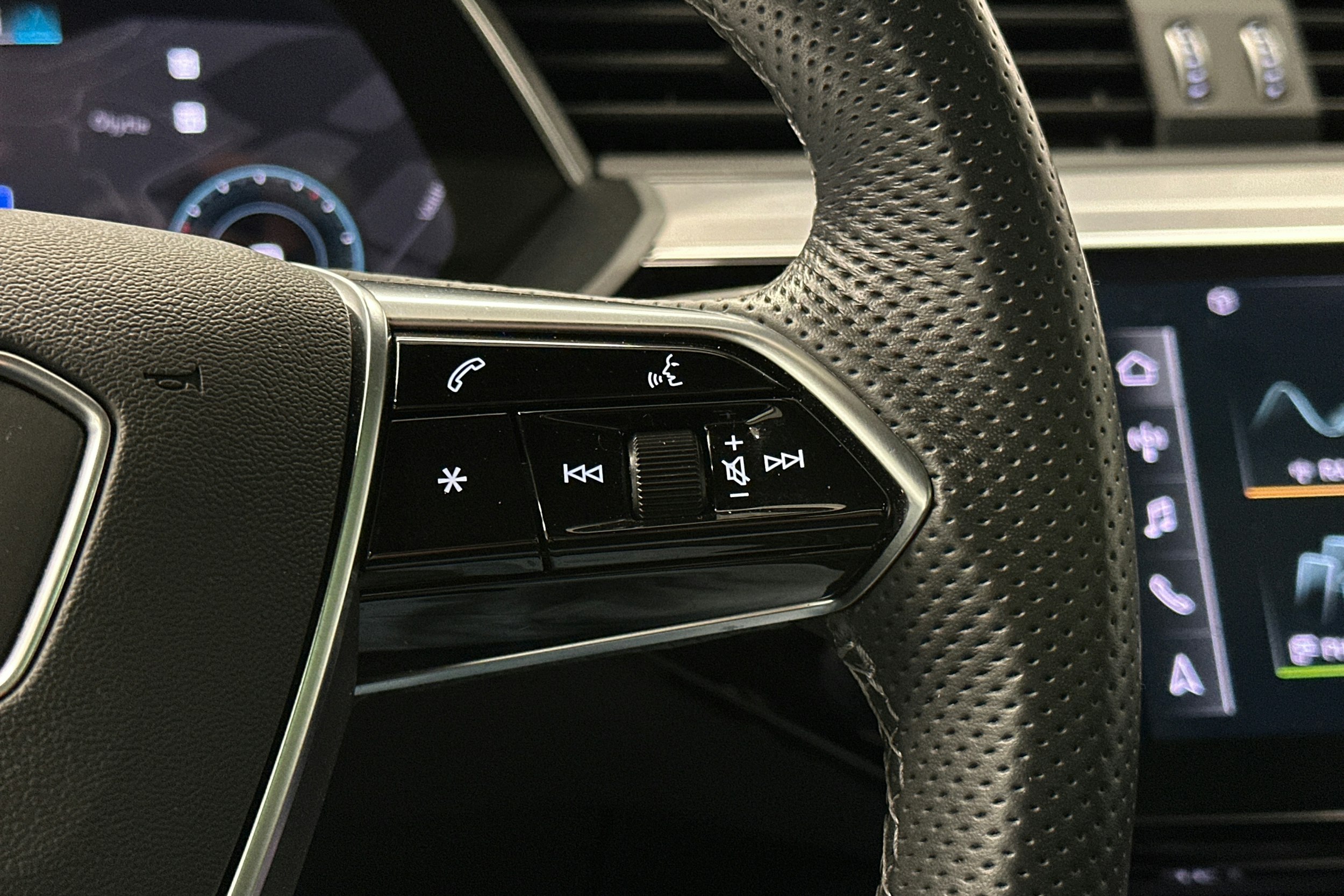 valkoinen Audi e-tron 2022 kuva 22.