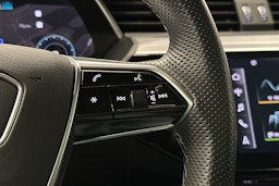 valkoinen Audi e-tron 2022 kuva 22.