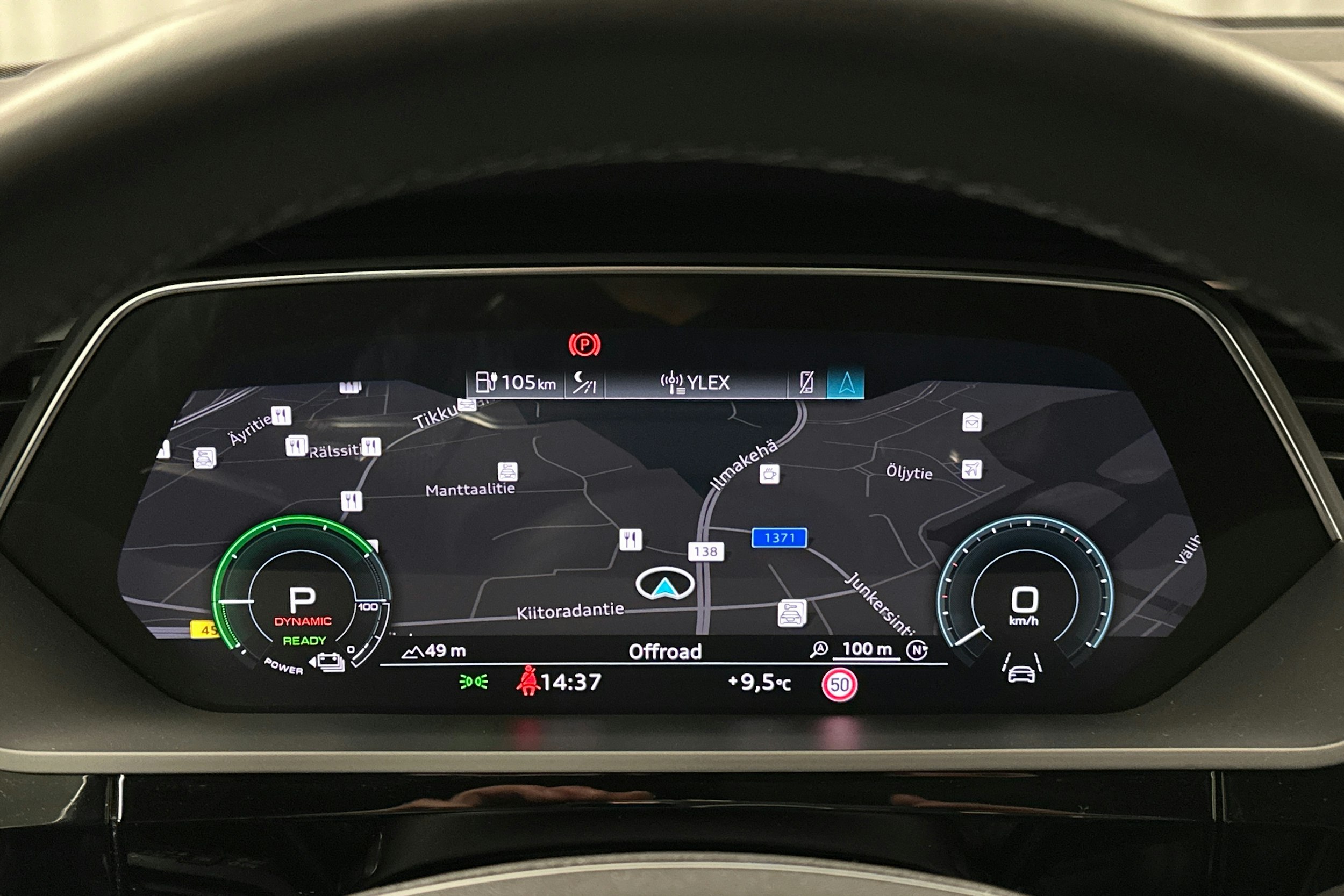 valkoinen Audi e-tron 2022 kuva 23.