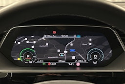 valkoinen Audi e-tron 2022 kuva 23.