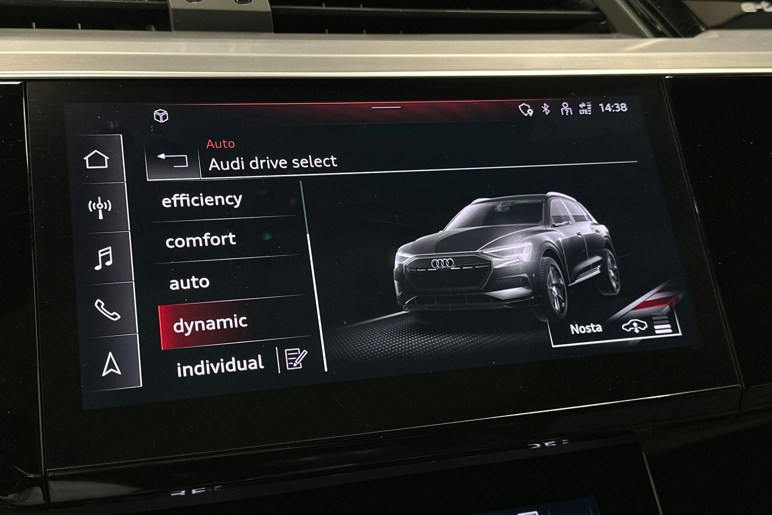 valkoinen Audi e-tron 2022 kuva 27.