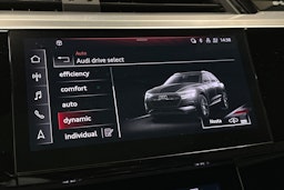 valkoinen Audi e-tron 2022 kuva 27.