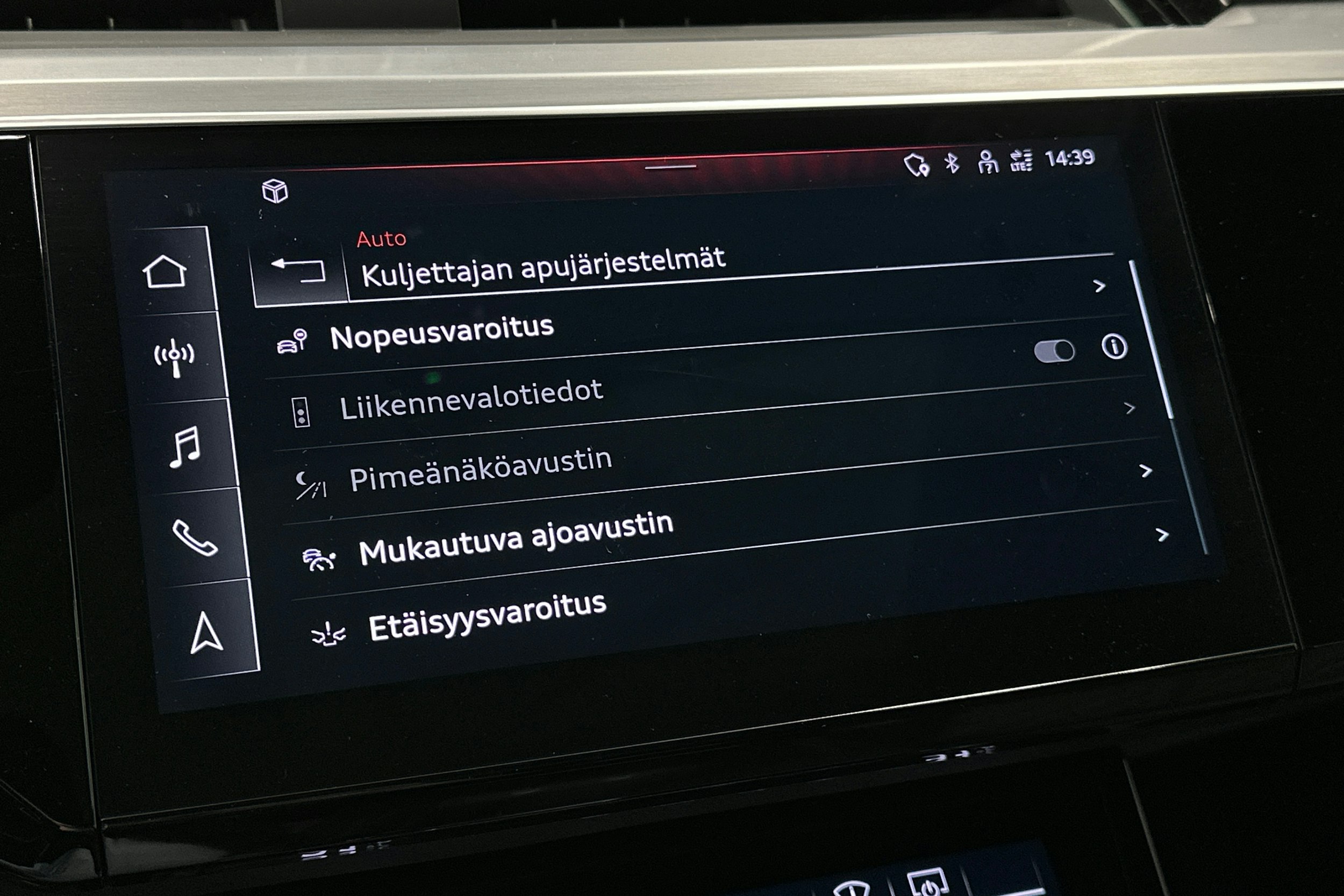 valkoinen Audi e-tron 2022 kuva 29.