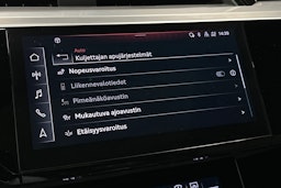 valkoinen Audi e-tron 2022 kuva 29.