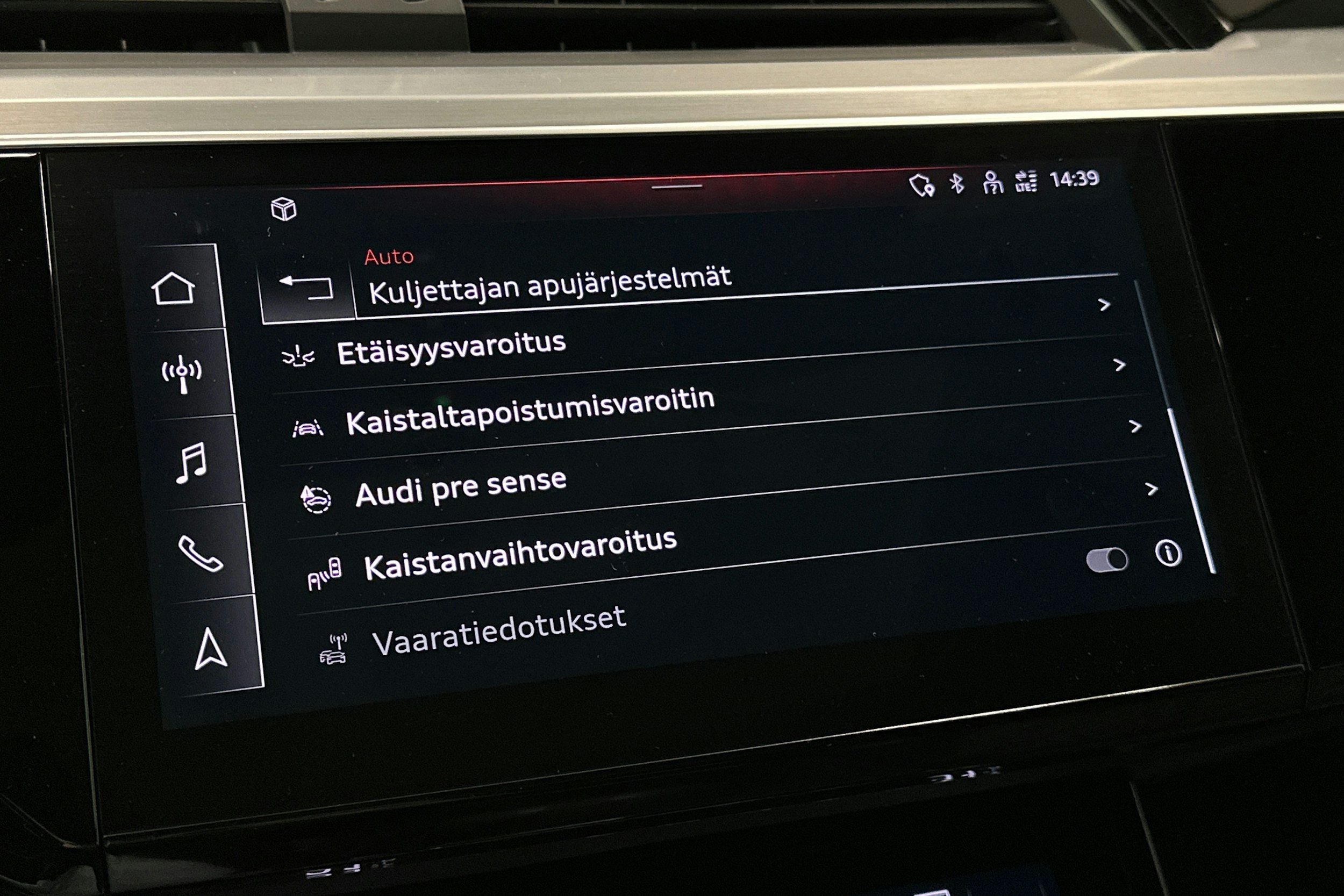 valkoinen Audi e-tron 2022 kuva 30.
