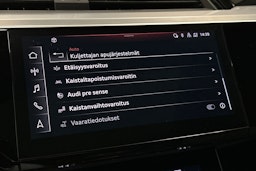 valkoinen Audi e-tron 2022 kuva 30.