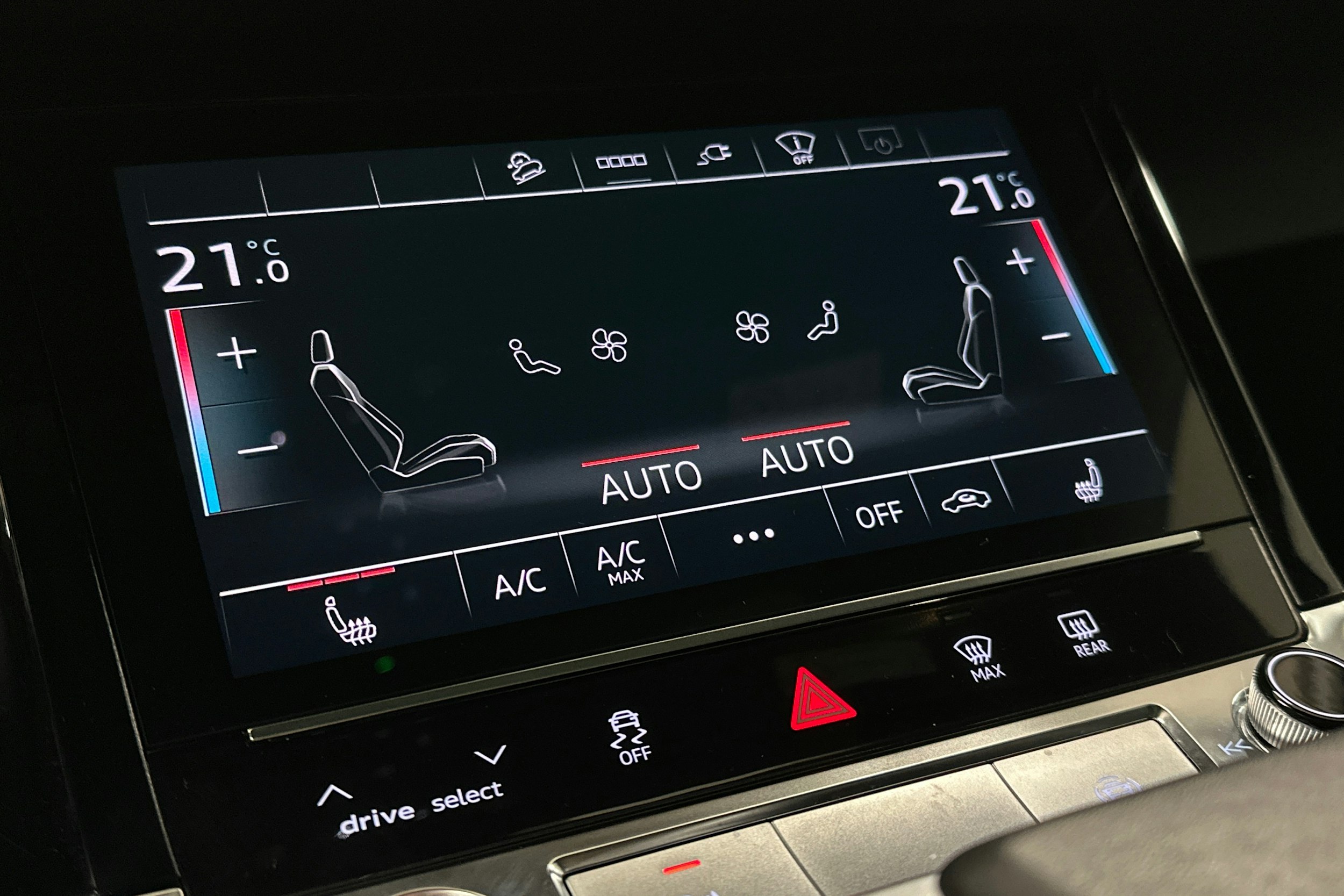 valkoinen Audi e-tron 2022 kuva 32.