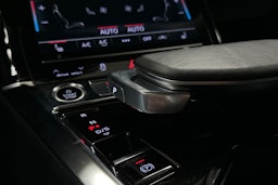 valkoinen Audi e-tron 2022 kuva 33.