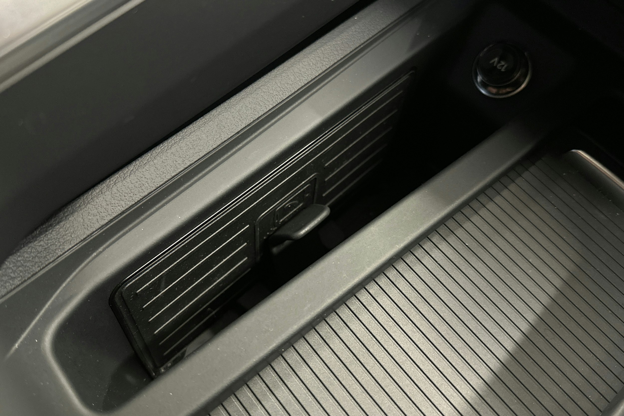 valkoinen Audi e-tron 2022 kuva 34.