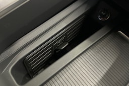 valkoinen Audi e-tron 2022 kuva 34.