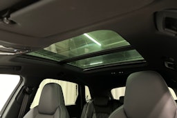 valkoinen Audi e-tron 2022 kuva 35.