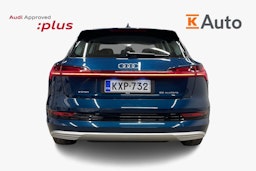 sininen Audi e-tron 2022 kuva 3.