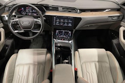 sininen Audi e-tron 2022 kuva 7.