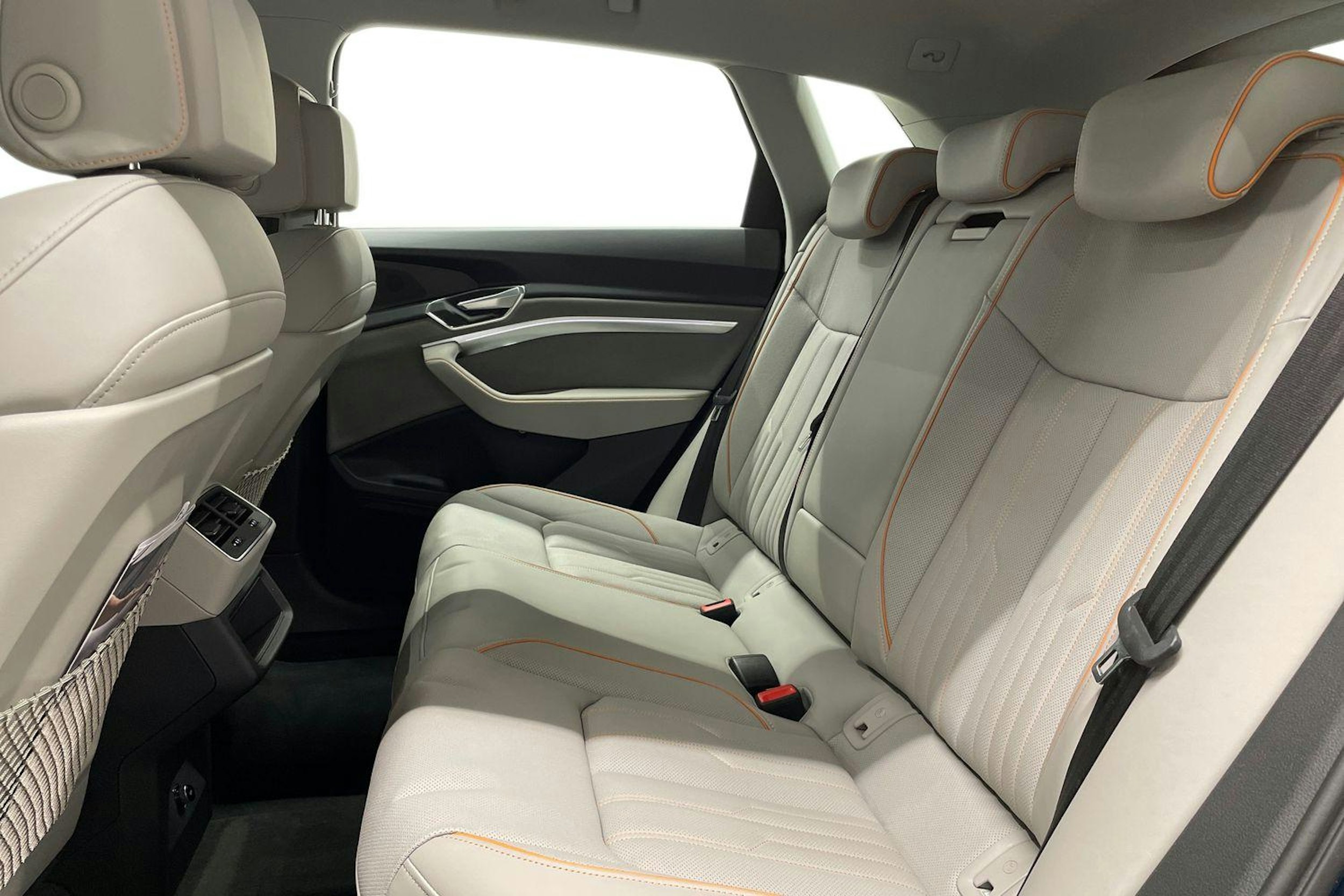 sininen Audi e-tron 2022 kuva 8.