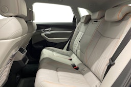 sininen Audi e-tron 2022 kuva 8.