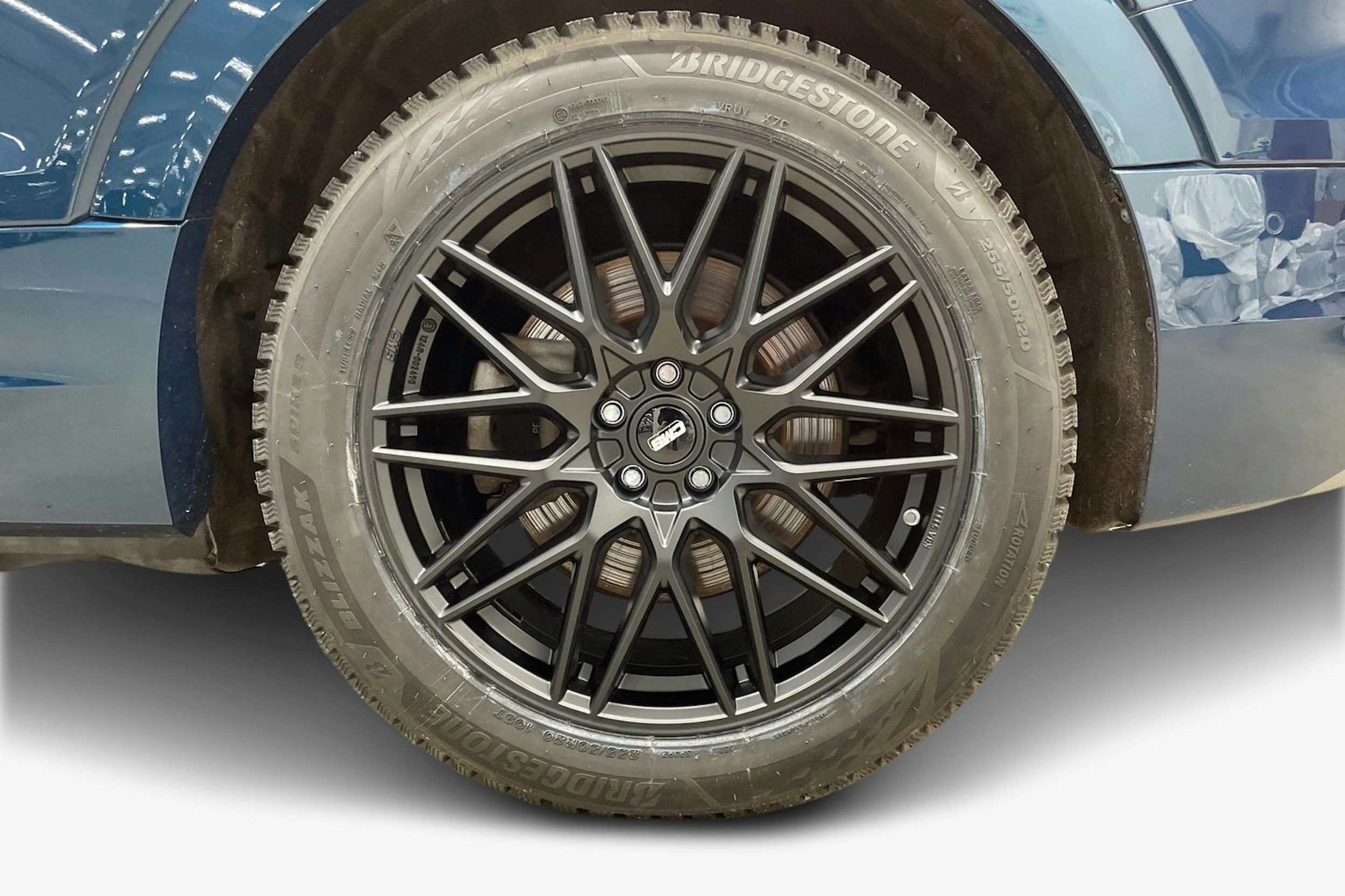 sininen Audi e-tron 2022 kuva 9.