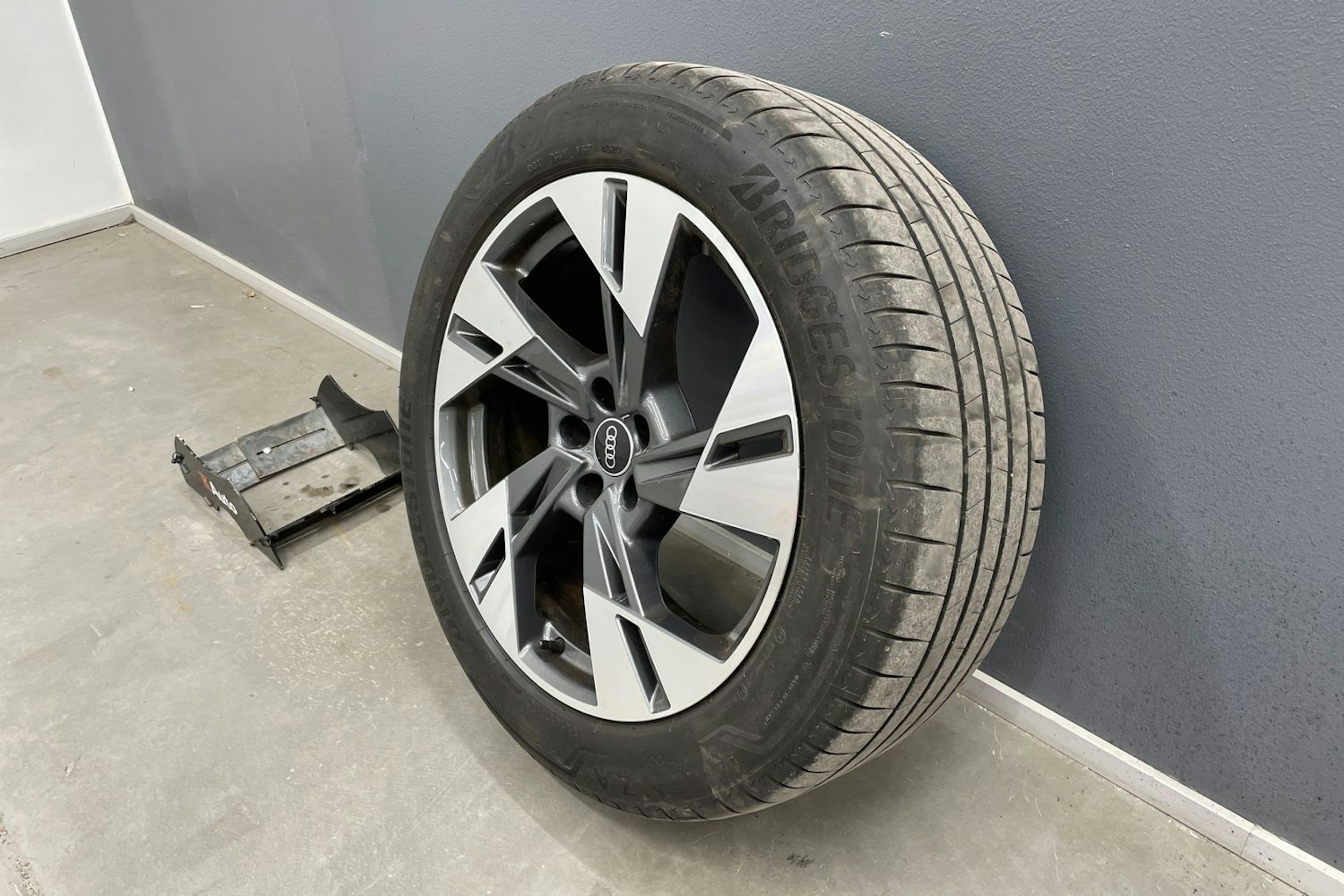 sininen Audi e-tron 2022 kuva 11.