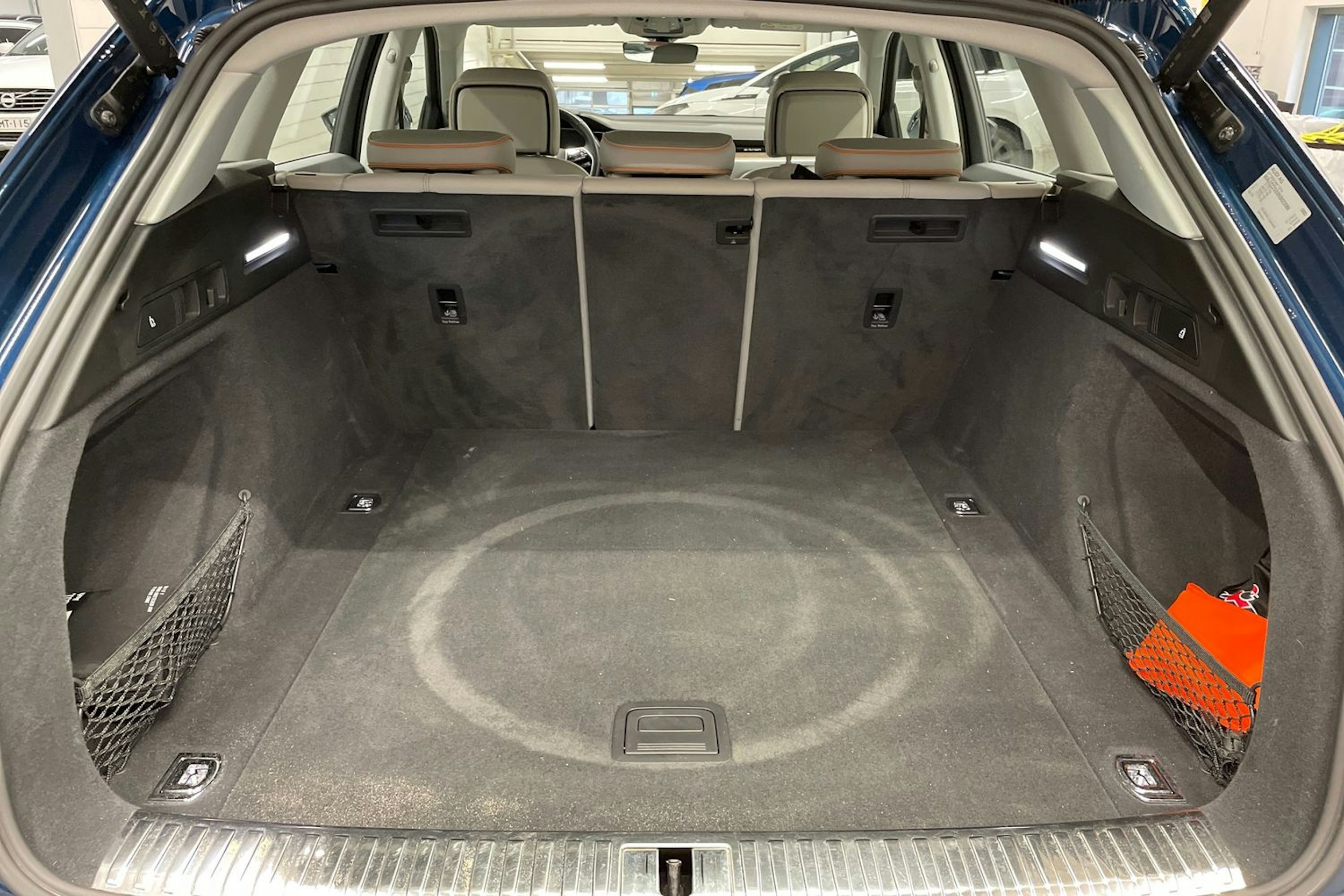 sininen Audi e-tron 2022 kuva 12.