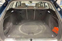 sininen Audi e-tron 2022 kuva 12.