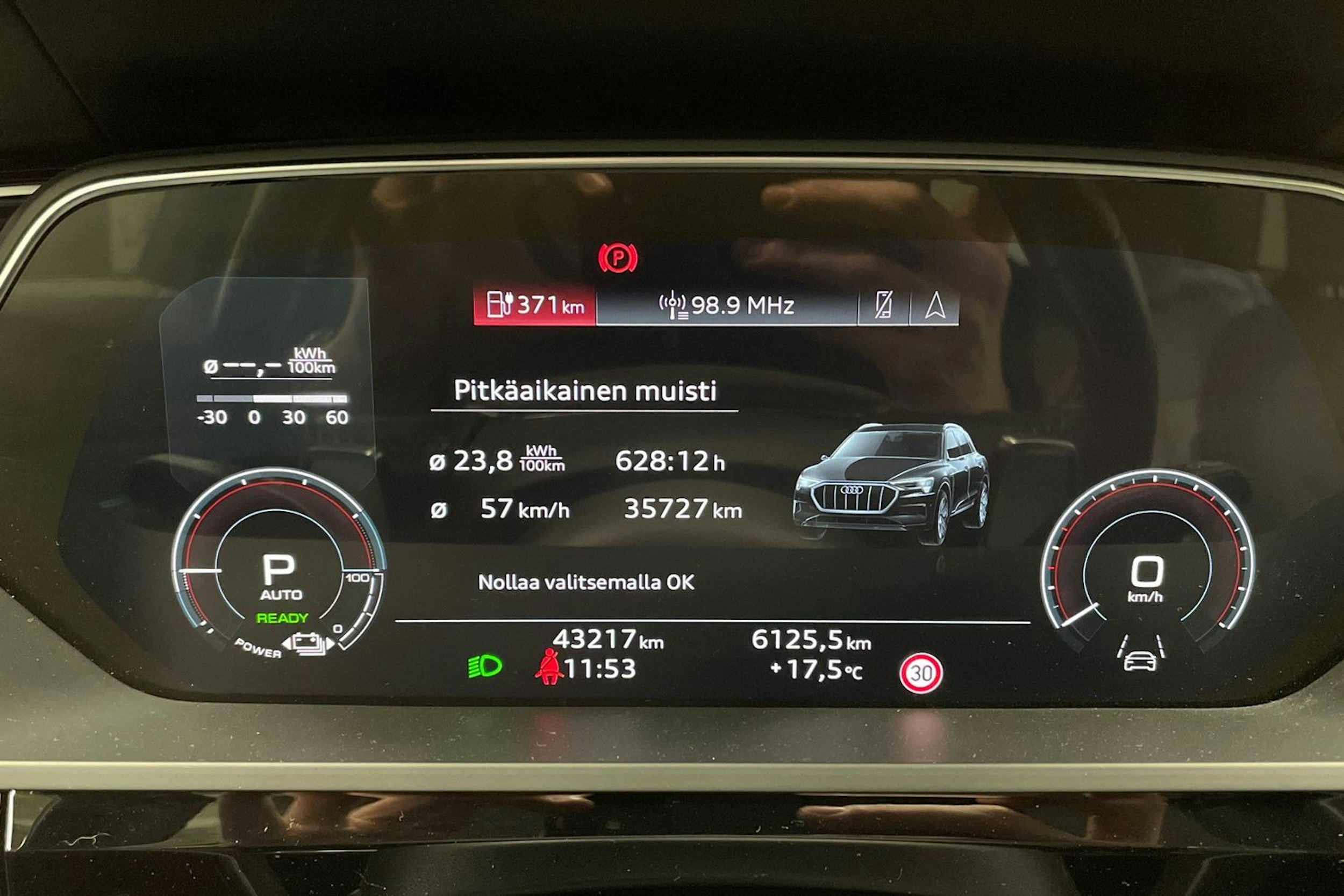 sininen Audi e-tron 2022 kuva 13.