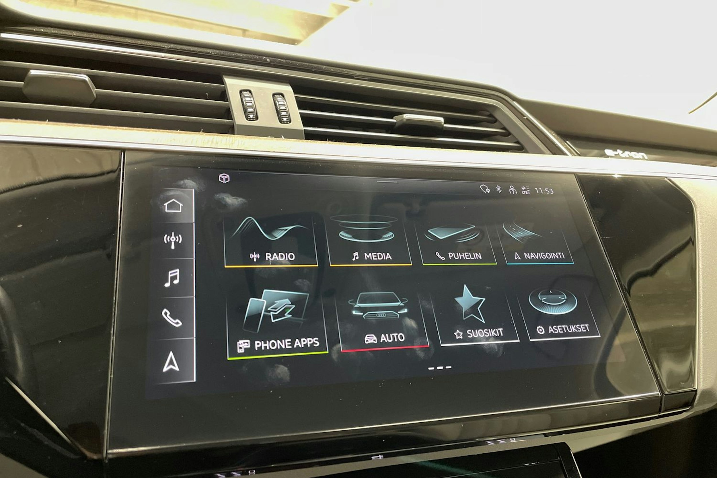 sininen Audi e-tron 2022 kuva 14.