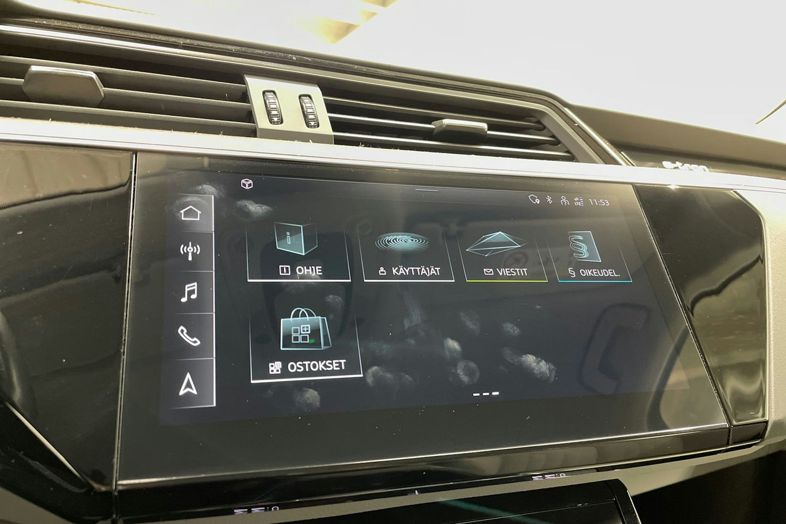 sininen Audi e-tron 2022 kuva 15.