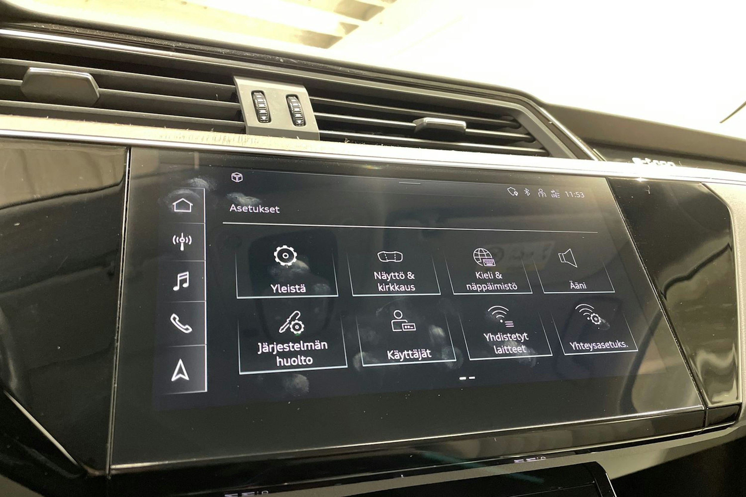 sininen Audi e-tron 2022 kuva 16.