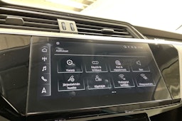 sininen Audi e-tron 2022 kuva 16.