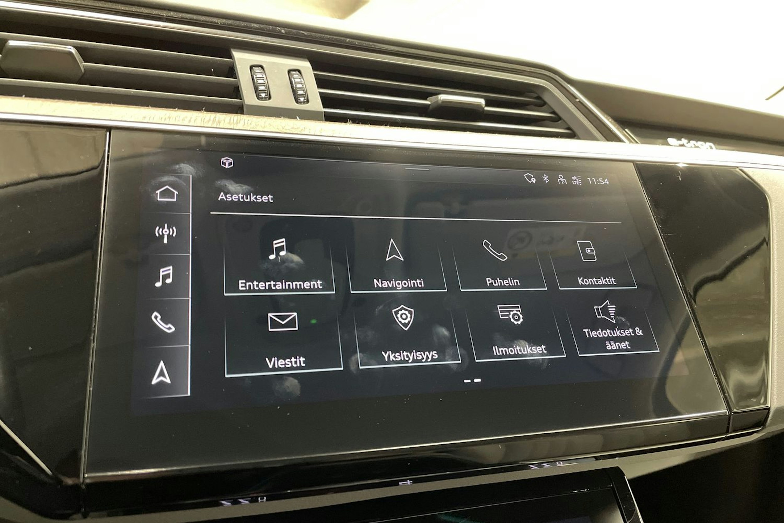 sininen Audi e-tron 2022 kuva 17.