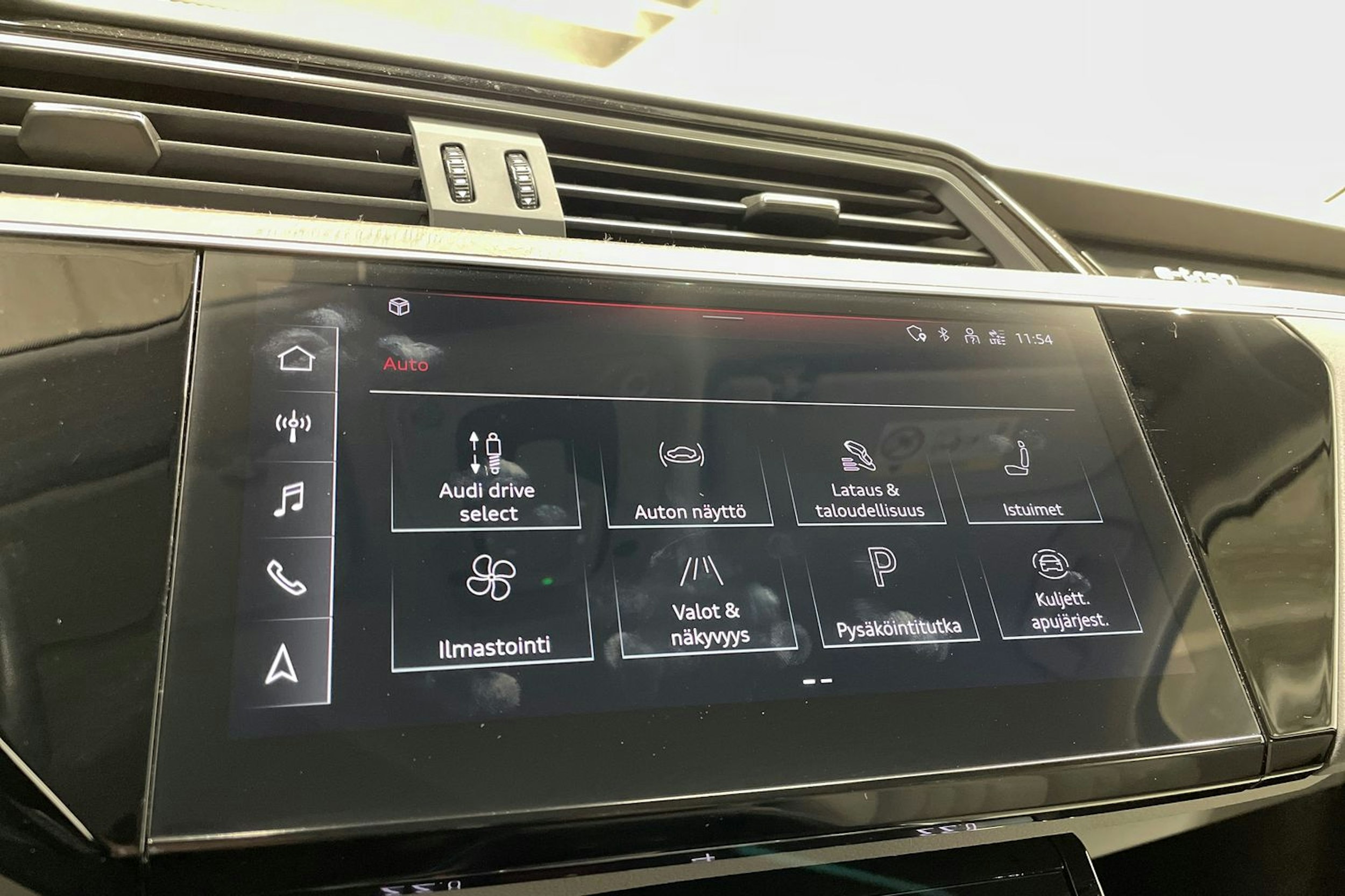 sininen Audi e-tron 2022 kuva 19.