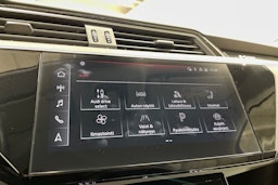 sininen Audi e-tron 2022 kuva 19.