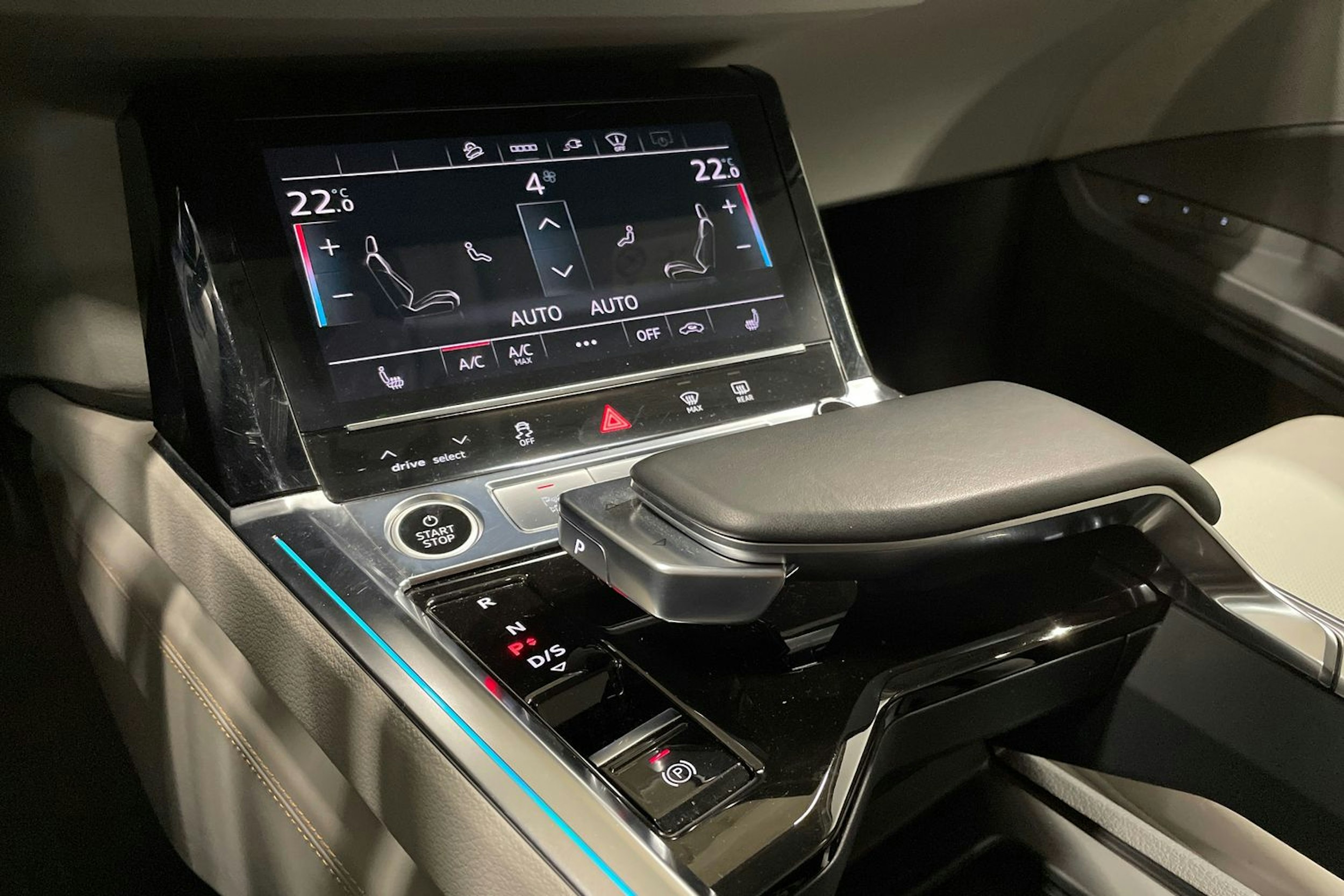 sininen Audi e-tron 2022 kuva 22.