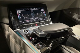 sininen Audi e-tron 2022 kuva 22.