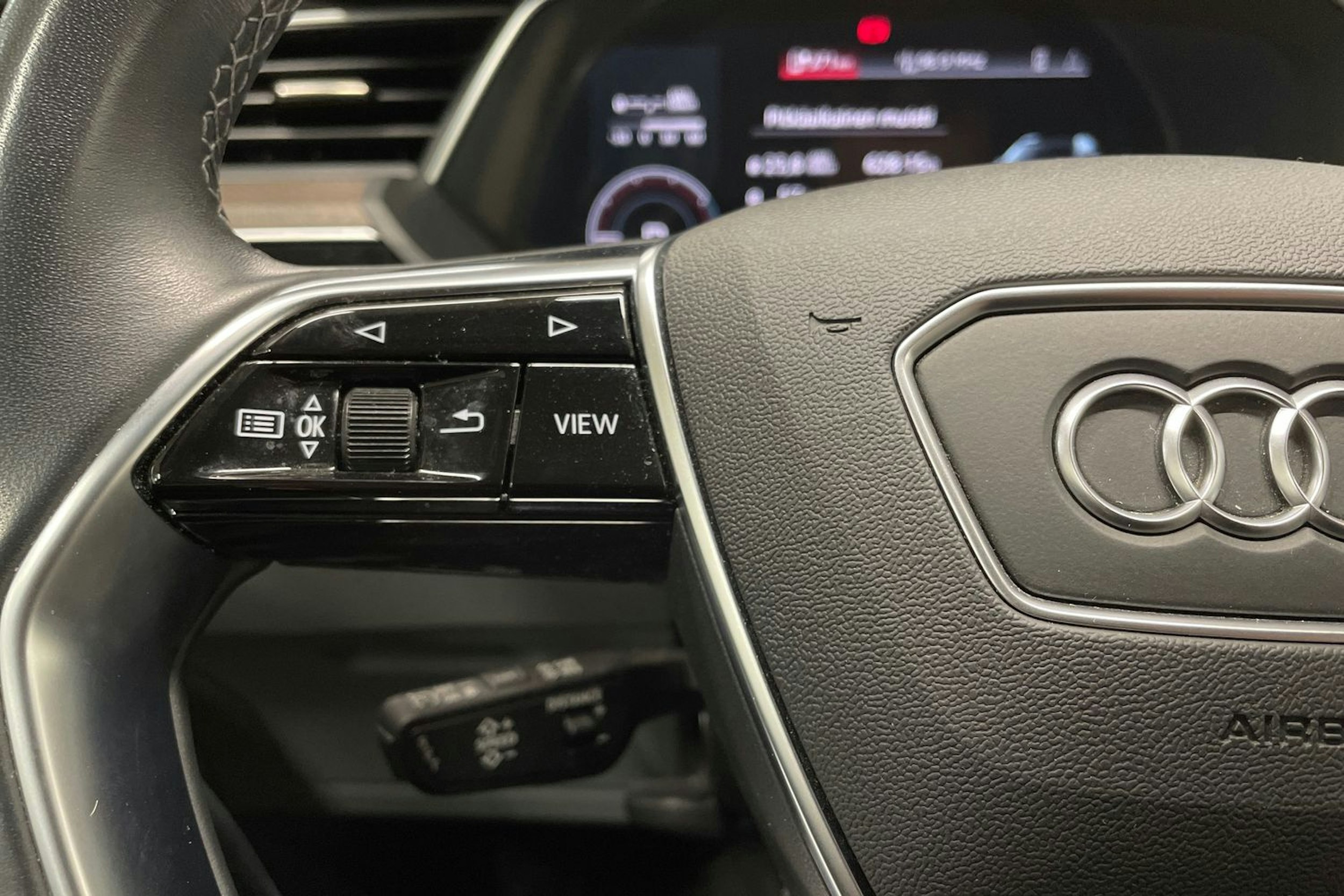 sininen Audi e-tron 2022 kuva 24.