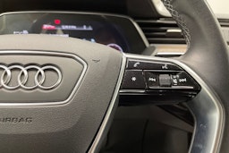 sininen Audi e-tron 2022 kuva 25.