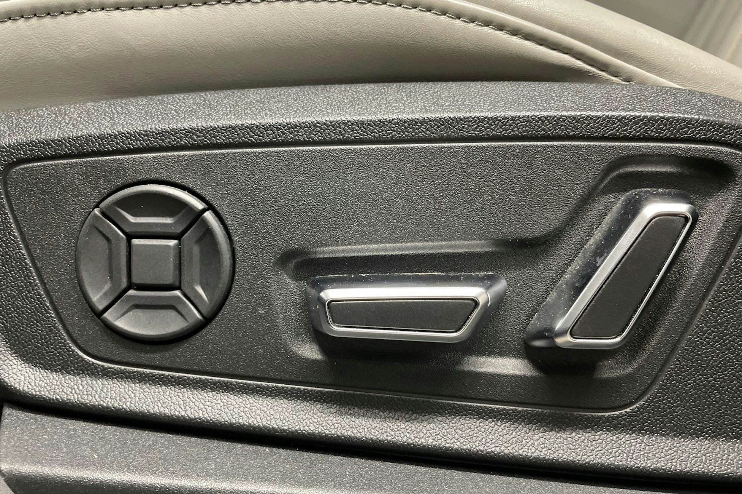 sininen Audi e-tron 2022 kuva 26.