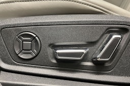 sininen Audi e-tron 2022 kuva 26.