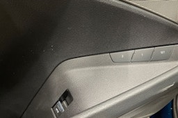 sininen Audi e-tron 2022 kuva 27.