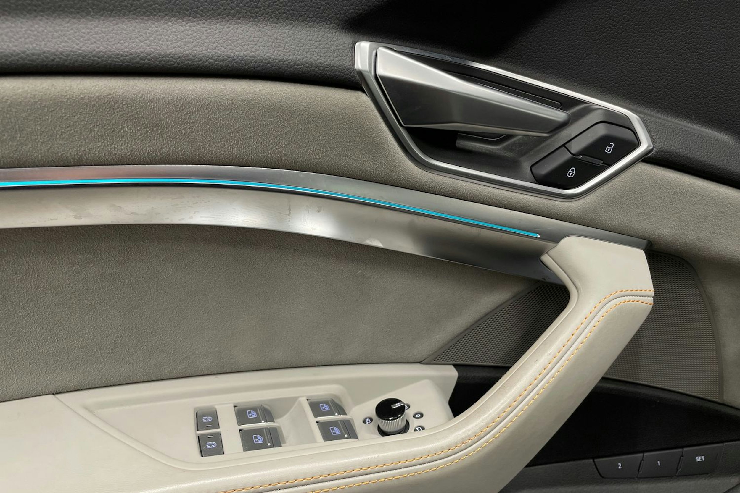 sininen Audi e-tron 2022 kuva 28.